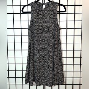 Astr Black & Cream keyhole shift dress Size Medium